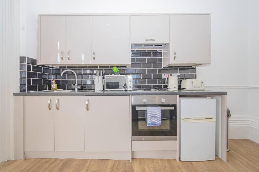Flash Sales Offer - Any Week Day No Minimum Night Restrictions Central Hove 1 Bedroom Flat Bn38Bru02 Brighton Exterior photo